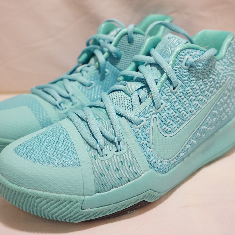 Nike Youth Kyrie Irving Basketball Shoes Size 6Y
